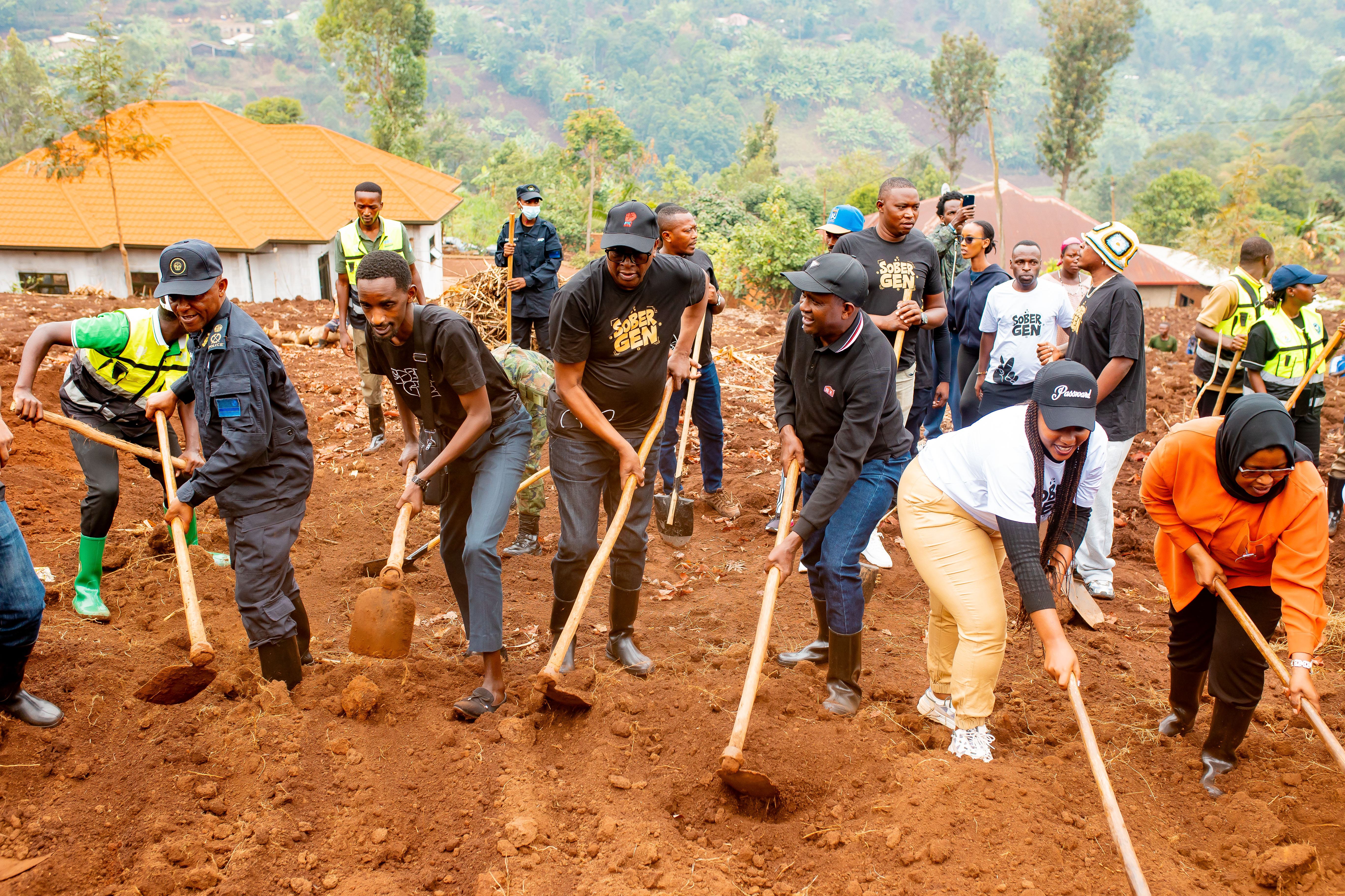 Uyu muganda wibanze ku ikorwa ry’imihanda y'imigenderano y’ahari gutunganywa site y'imiturire mu kagari ka Kamatita