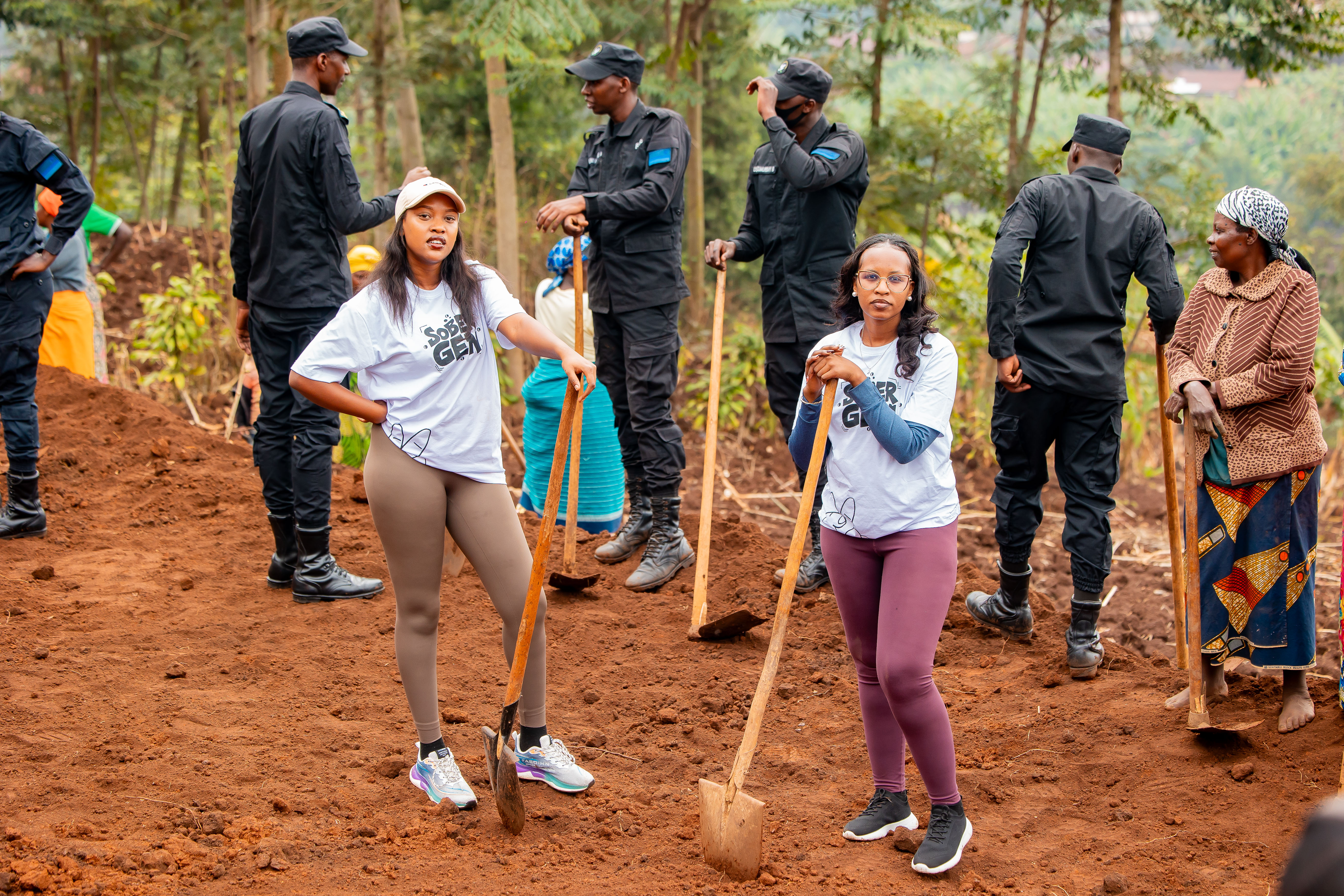 Kayonga Tessy (wambaye ingofero) uri mu bakinnyi bagezweho muri sinema nyarwanda ari mu bitabiriye uyu muganda wabereye i Rusizi