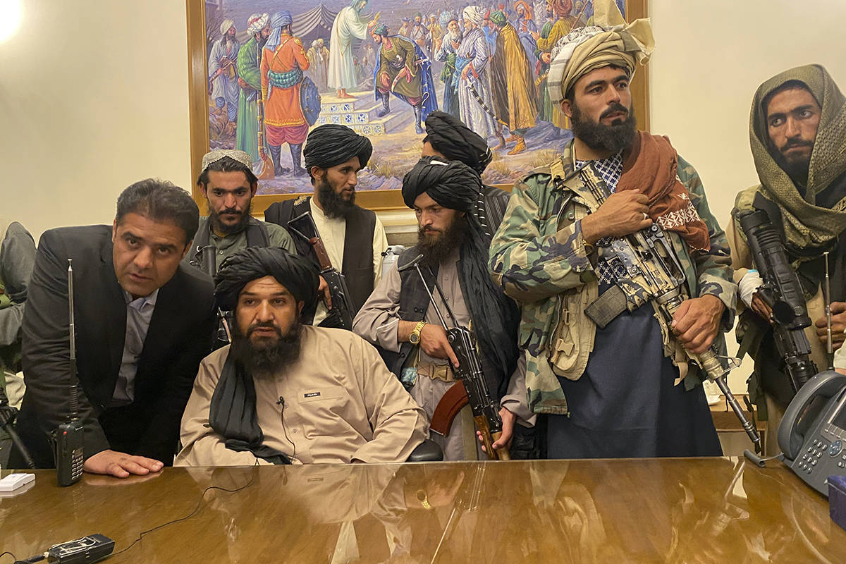 Abayobozi b'Aba-Taliban bari mu Biro Bikuru byakoreragamo Perezida Ashraf Ghani wari umaze kubihunga
