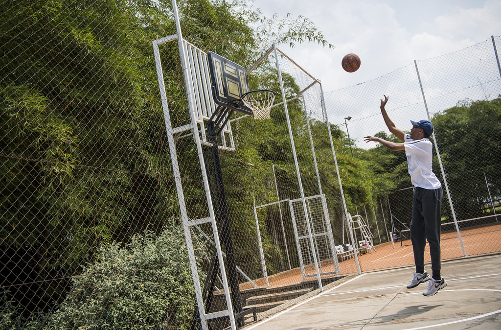 Perezida Kagame ajya anyuzamo akanakina Basketball nk'umwe mu mikino akunda
