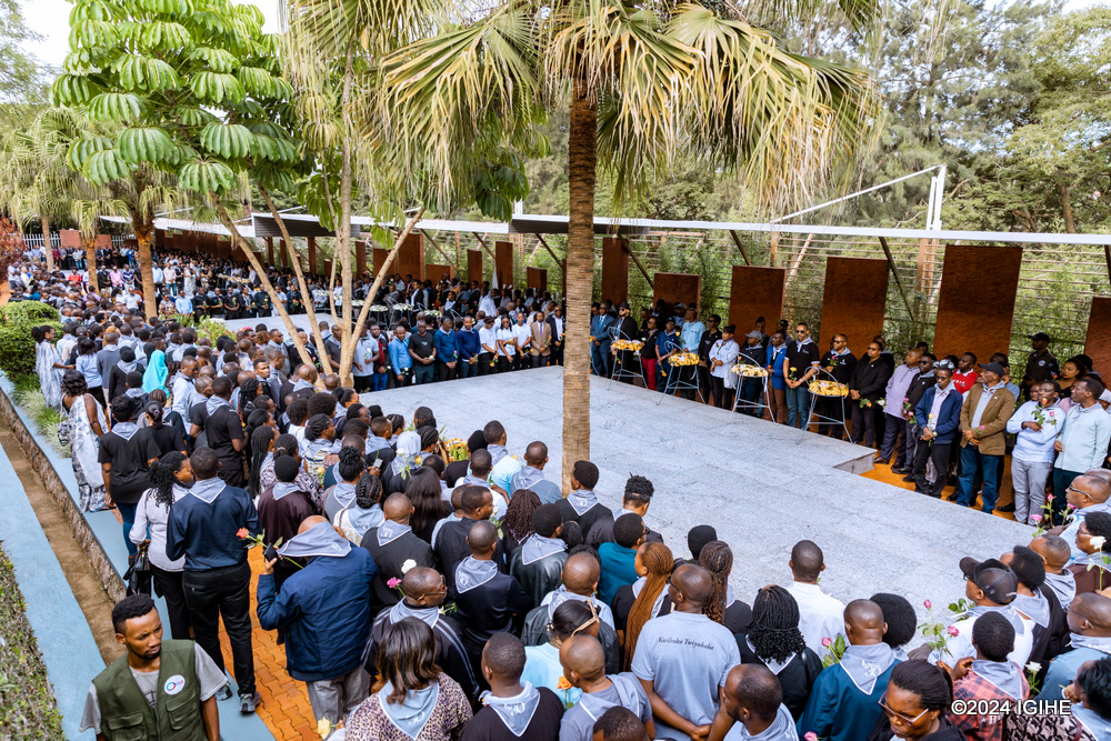 Abakozi ba WASAC Group, REG, abo mu nzego za leta zitandukanye n'abakomoka mu miryango y'abahoze ari abakozi ba Electrogaz bishwe muri Jenoside yakorewe Abatutsi, bunamiye abarenga ibihumbi 250 bashyinguye mu Rwibutso rwa Kigali ruri ku Gisozi
