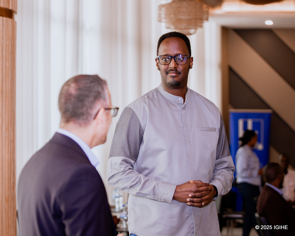 Abayobozi batandukanye ba Banki ya Kigali bishimiye kuganira n'abakiliya bayo
