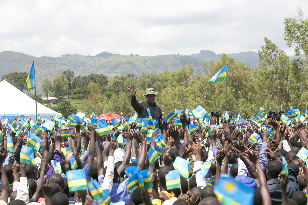 Perezida Kagame akunda gusura abaturage; aha yari mu Karere ka Karongi ku wa 17 Gicurasi 2016