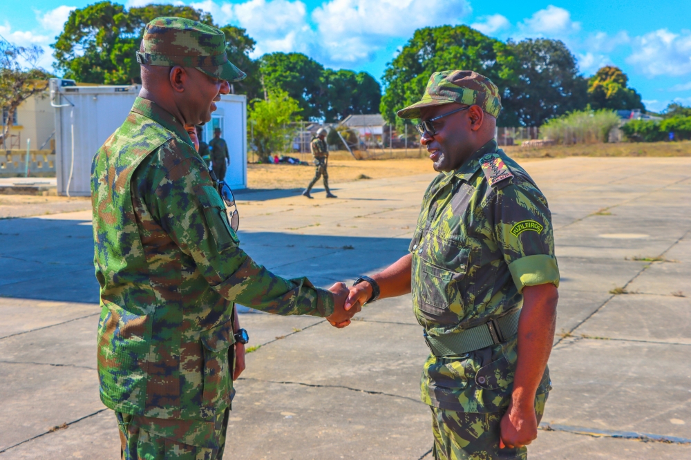 Umugaba mukuru w’Ingabo za Mozambique yakiriwe n’Umuyobozi w’Ingabo z’u Rwanda ziri muri Mozambique, Maj Gen Alex Kagame