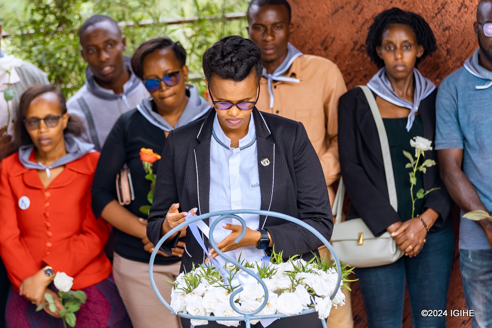 Umunyamabanga wa leta muri Minisiteri y'Ibikorwaremezo, Eng Uwase Patricie aha icyubahiro abazize Jenoside yakorewe Abatutsi bashyinguwe mu Rwibutso rwa Kigali ruri ku Gisozi