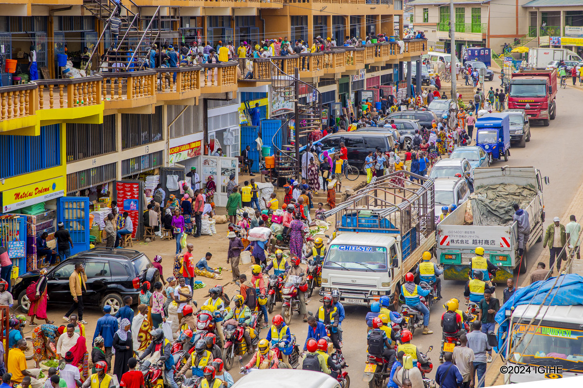 Ahazwi nko kwa Mutangana mu Mujyi wa Kigali hari urujya n'uruza rw'abantu bari bagiye guhaha
