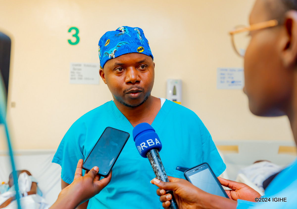 Dr Misago Gerard kuri ubu uri kwigira muri Israel ibijyanye no gukosora ibibazo umutima ufite umuntu atabazwe, yerekanye uburyo birondereza umwanya, umwana akavurwa vuba ndetse bigatuma hatanakoreshwa imashini nyinshi nk'uko kubaga bisanzwe bigenda