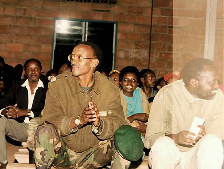 Tito Rutaremara ni umwe mu bagize uruhare mu rugamba rwo kubohora igihugu, aha yarikumwe na Perezida Paul Kagame wari umuyobozi w'urugamba