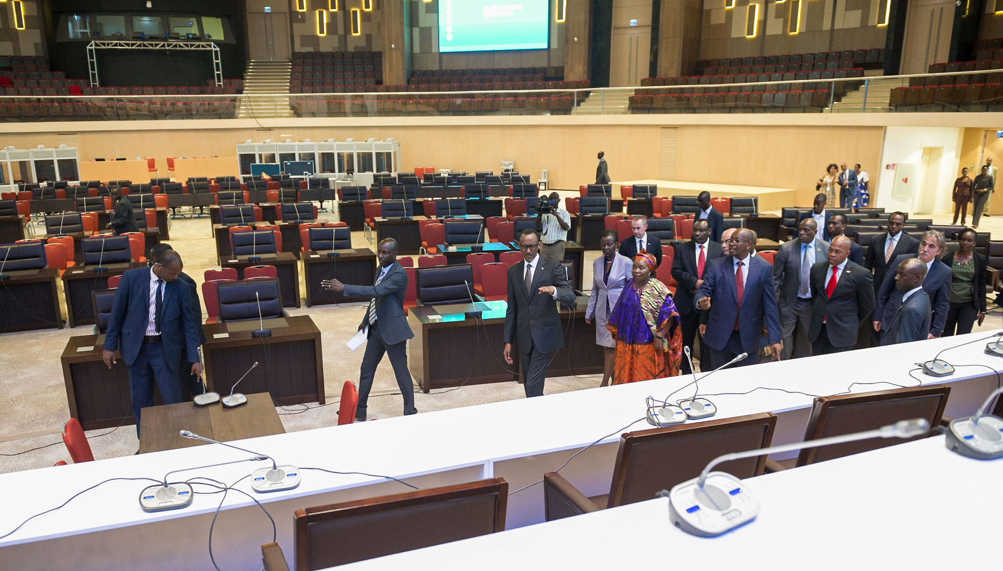Ubwo Perezida Kagame yagenzuraga imiterere ya Kigali Convention Centre nyuma y'uko ifunguwe