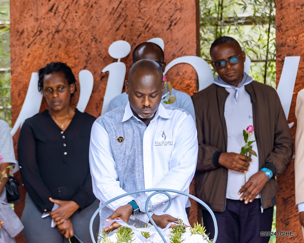 Umuyobozi Mukuru wa REG, Armand Zingiro ashyira indabo ku mva ishyinguwemo abazize Jenoside yakorewe Abatutsi