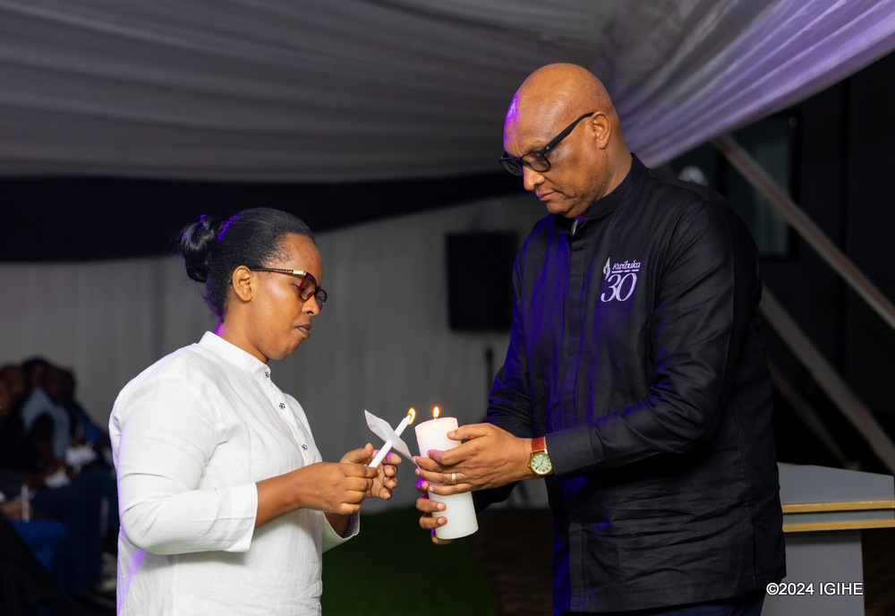 Umuyobozi Mukuru wa Legacy Clinics, Jean Malic Kalima acarnira Umuyobozi Nshingwabikorwa Wungirije w'Akarere ka Kicukiro, Monique Huss urumuri rw'icyizere