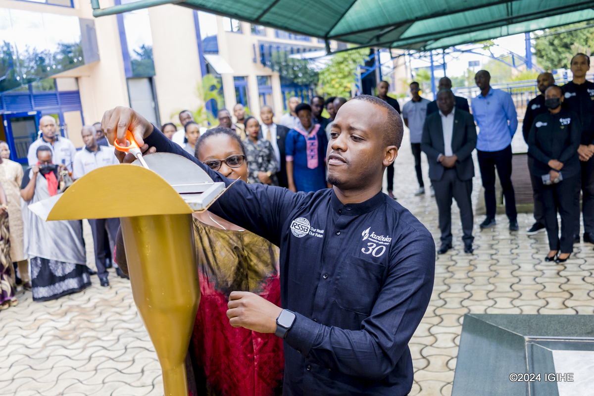 Umuyobozi Mukuru wa RSSB, Rugemanshuro Regis ubwo yacanaga urumuri rw'icyizere rugaragaza ko uko byagenda kose ibyabaye mu Rwanda bitazasubira ukundi