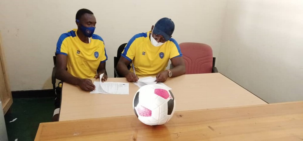 Niyibizi ubwo yasinyaga amasezerano y'umwaka umwe mu Amagaju FC