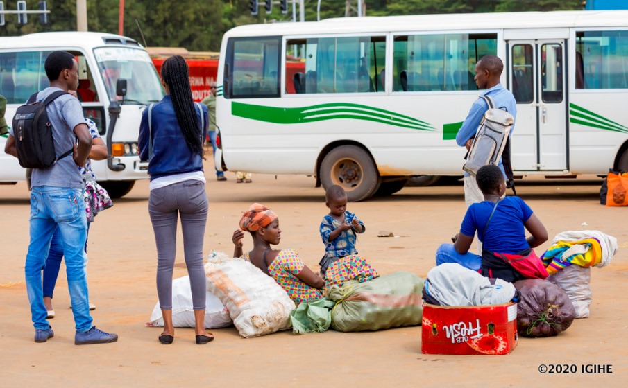 Mu byo abaturage basabwe kwitwararika harimo no guhana nibura intera ya metero iimwe mu gihe baganira