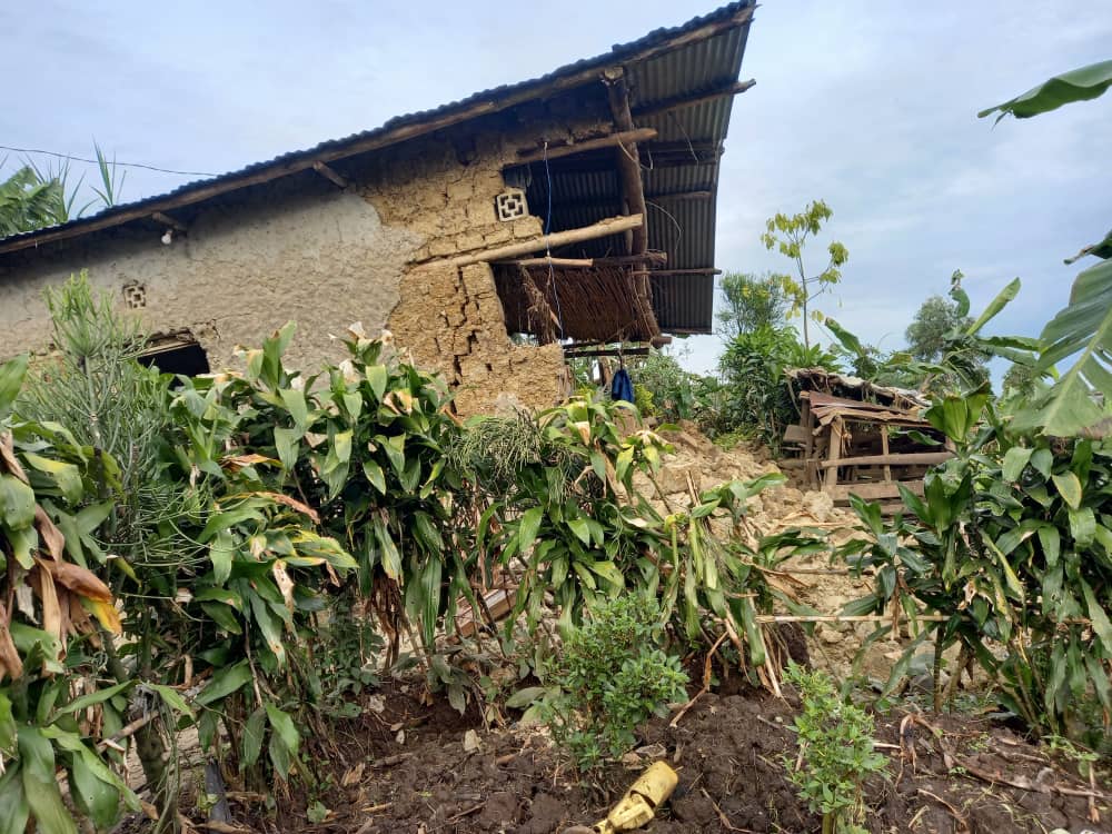 Abaturage bavuze ko inzu zagiye zigwa mu rukerera rushyira kuri uyu wa Mbere