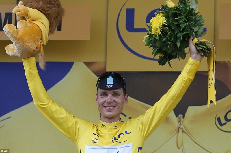 Ku munsi wa kane, bane bamaze kwambara umwenda w'umuhondo, Fabian Cancellara wawambaye ku munsi wa kabiri yasezeye mu isiganwa