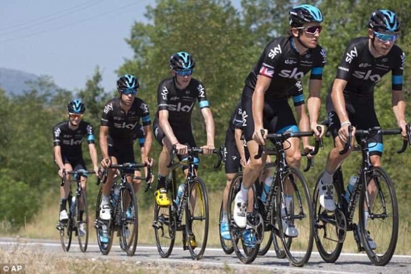 Bagenzi ba Froome bakinana muri Sky baramuherekeje baramurinda kuva ku munsi wa 7 yambaye umwenda w'umuhondo