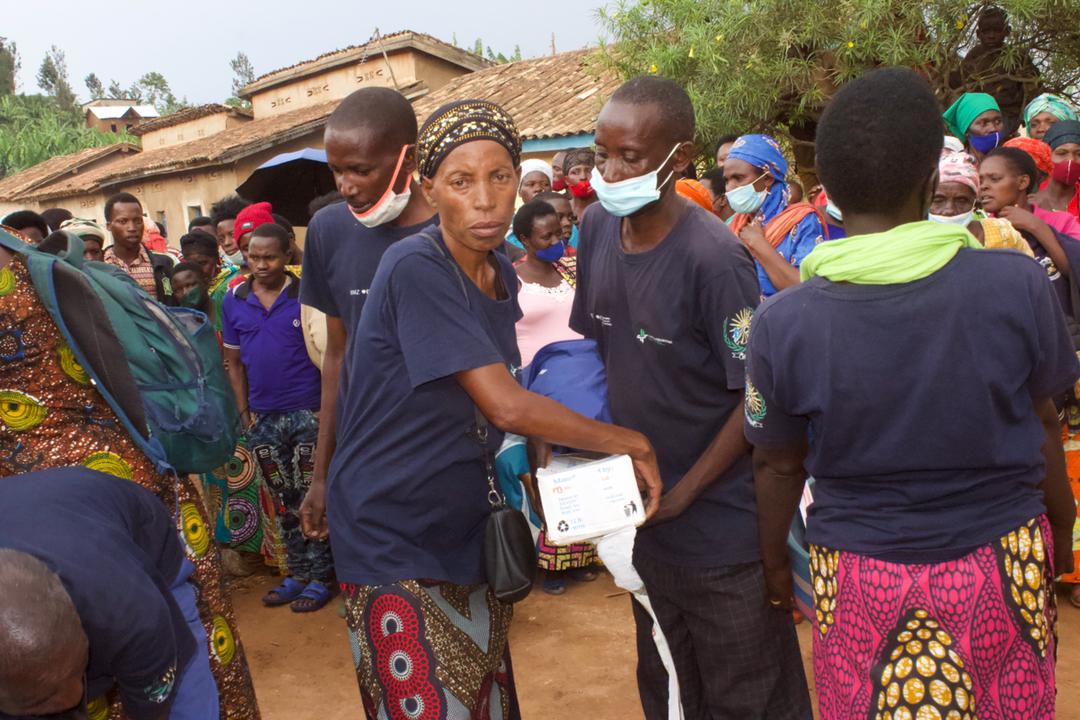 Abaturage bo mu murenge wa Mugina bahawe ibikoresho by'isuku birimo amasabune n'ibindi