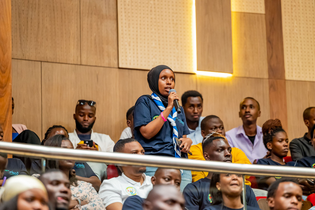 Urubyiruko rwitabiriye ibi biganiro kuri #TunyweLess rwabajije ibibazo bitandukanye, runatanga ibitekerezo ku ngamba zikwiye mu gufasha abato gutana no kunywa inzoga n'ibiyobyabwenge.