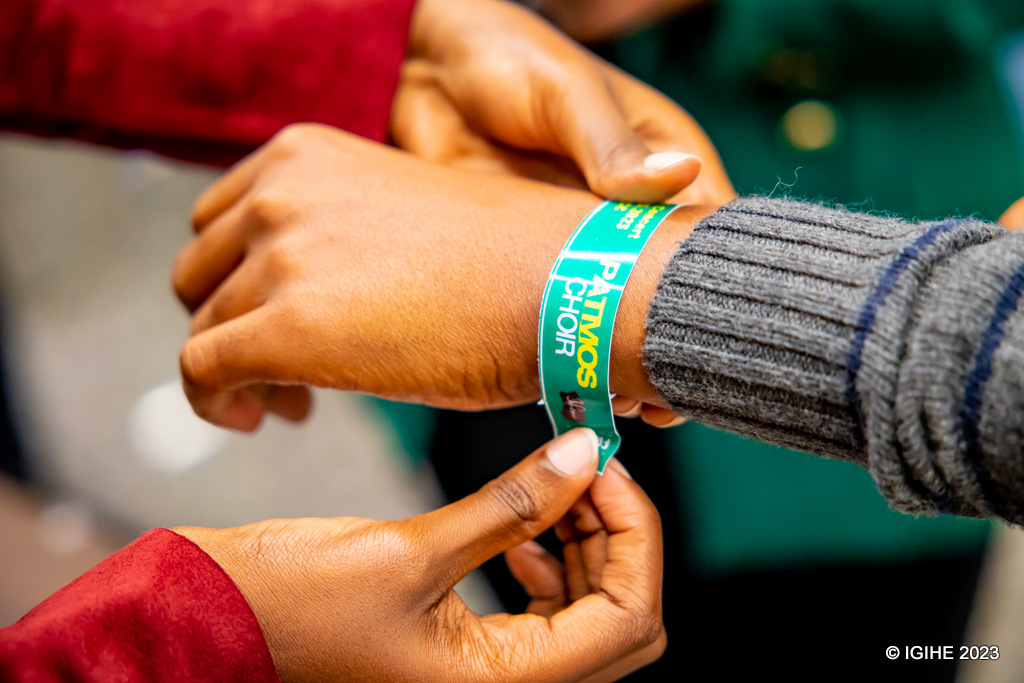 Nyuma yo kwerekana itike, buri wese yambikwaga agakomo 'wristband' kerekana aho agomba kwicara
