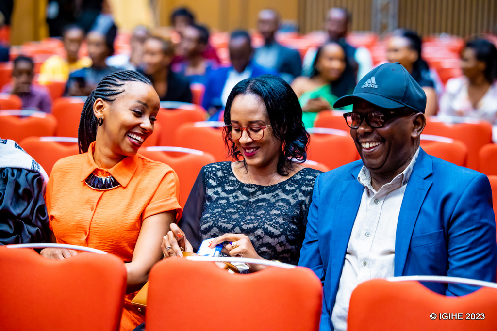 Mbere y'uko igitaramo gitangira wabaye umwanya mwiza wo kongera kuganira no guhuza urugwiro