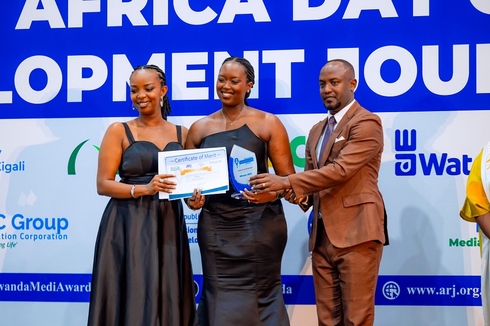 Umuryango wa Ingabire Marie Immaculee washyikirijwe ishimwe ku ruhare rwe mu Itangazamakuru