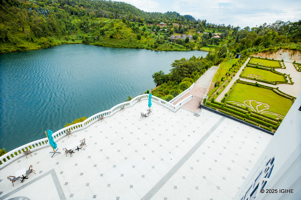 Iyo ugeze ku rubaraza rwo hejuru, ni uku uba ureba igice gikoreshwa nka restaurant muri Château le Marara