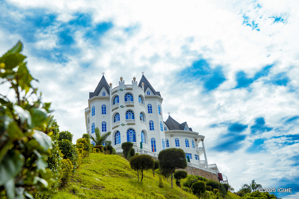 Uburyo Château le Marara iba igaragara iyo uyirebeye hakurya