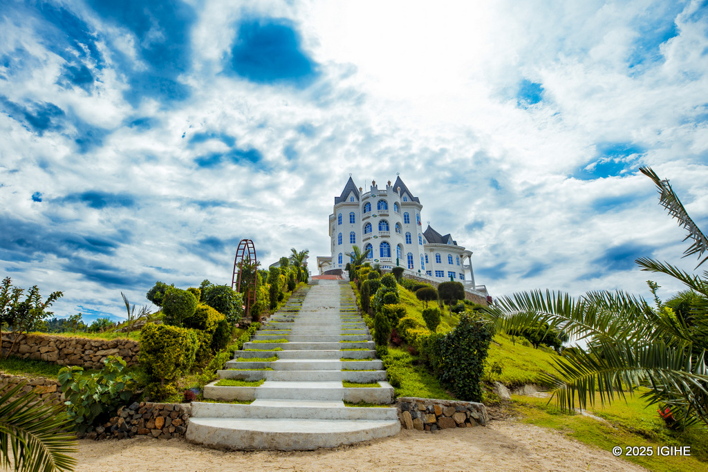 Uko Château le Marara uyirebeye hasi, hafi y'Ikiyaga cya Kivu