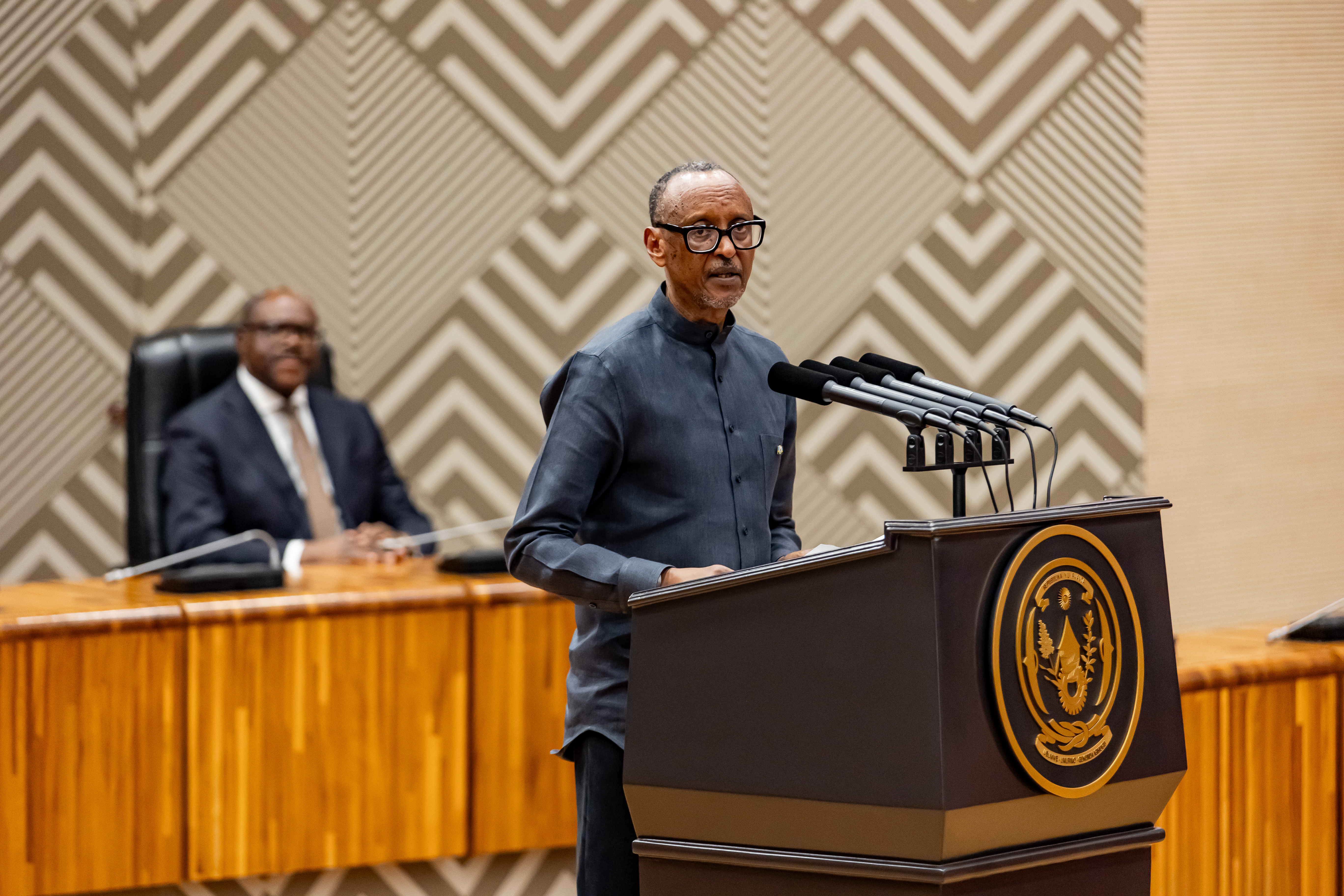 Perezida Kagame yibukije Abanyarwanda ko nta we ukwiye kubagenera uko babaho, ahubwo ko bakwiye guhangana, aho kugira ngo batege amaboko