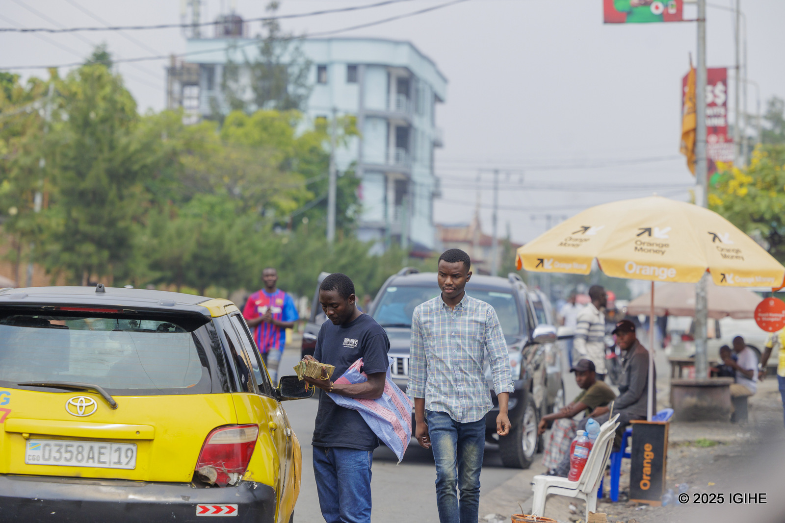 Abakora umwuga wo kuvunja amafaranga baba bari mu kazi nk'ibisanzwe bafasha ubikeneye