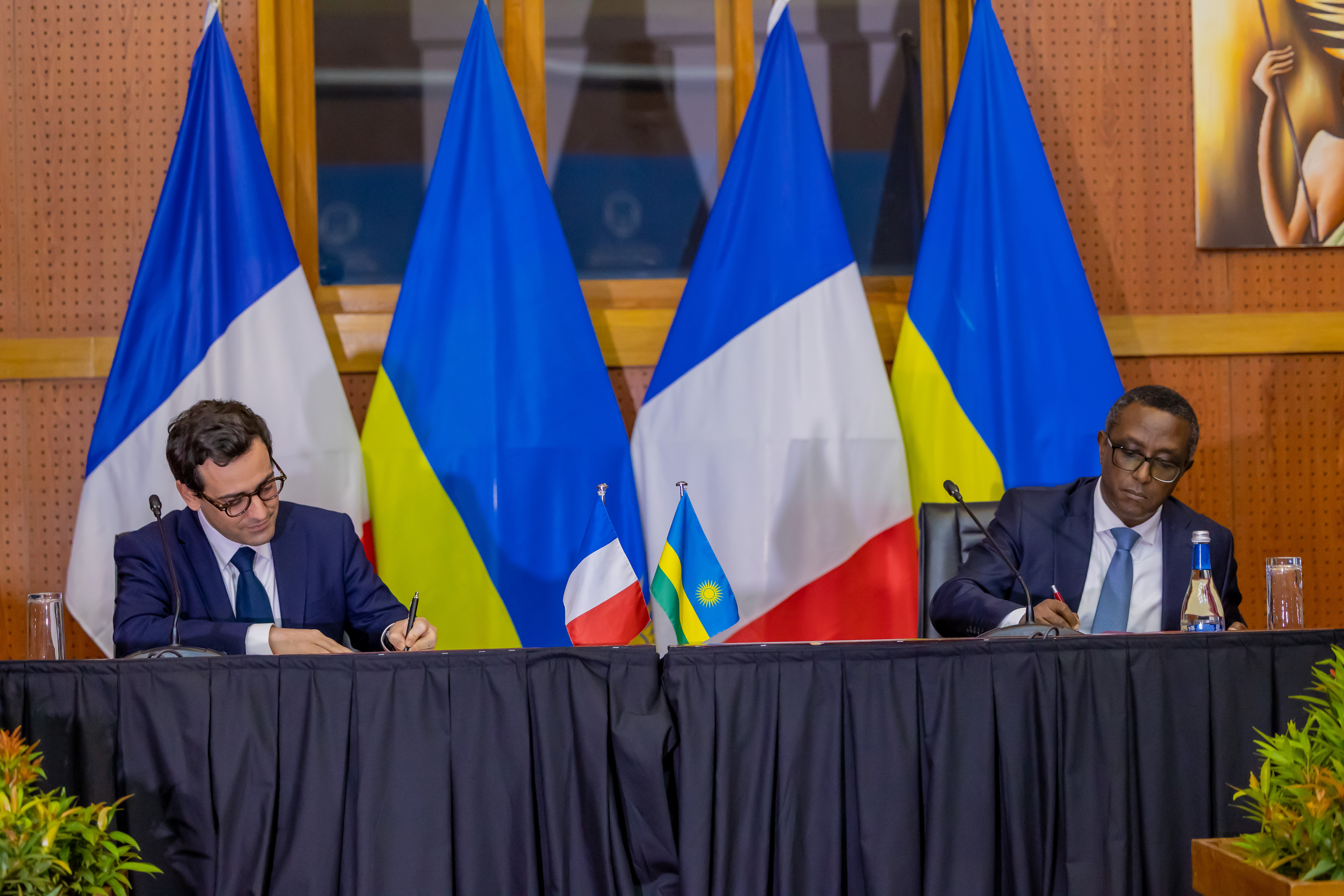 Minisitiri w'Ububanyi n'Amahanga w'u Rwanda, Dr. Biruta Vincent na mugenzi we w'u Bufaransa, Stéphane Séjourné, bashyize umukono ku masezerano y'ubufatanye