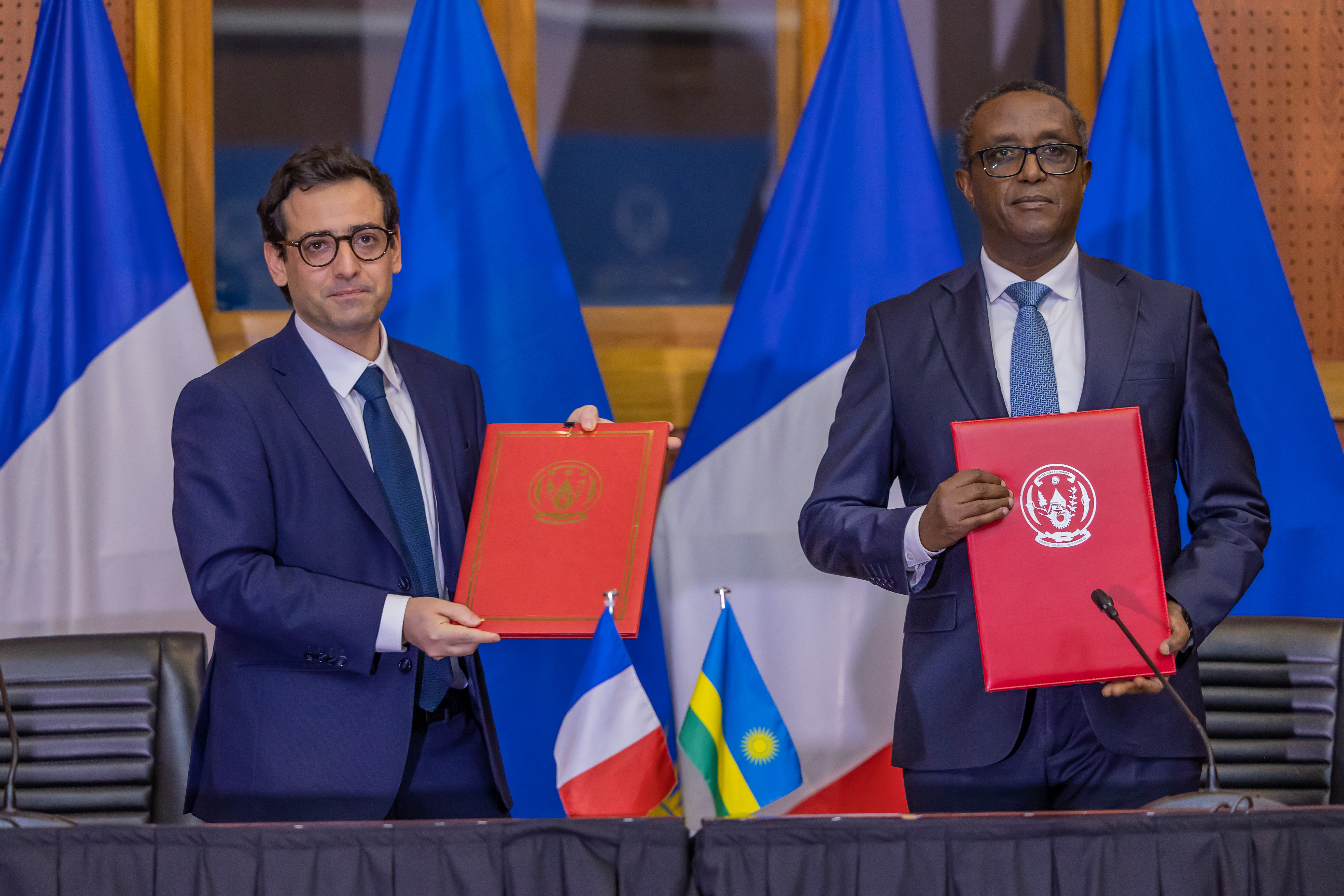 Minisitiri w'Ububanyi n'Amahanga w'u Rwanda, Dr. Biruta Vincent na mugenzi we w'u Bufaransa, Stéphane Séjourné, bahuye kuri uyu wa 6 Mata 2024.