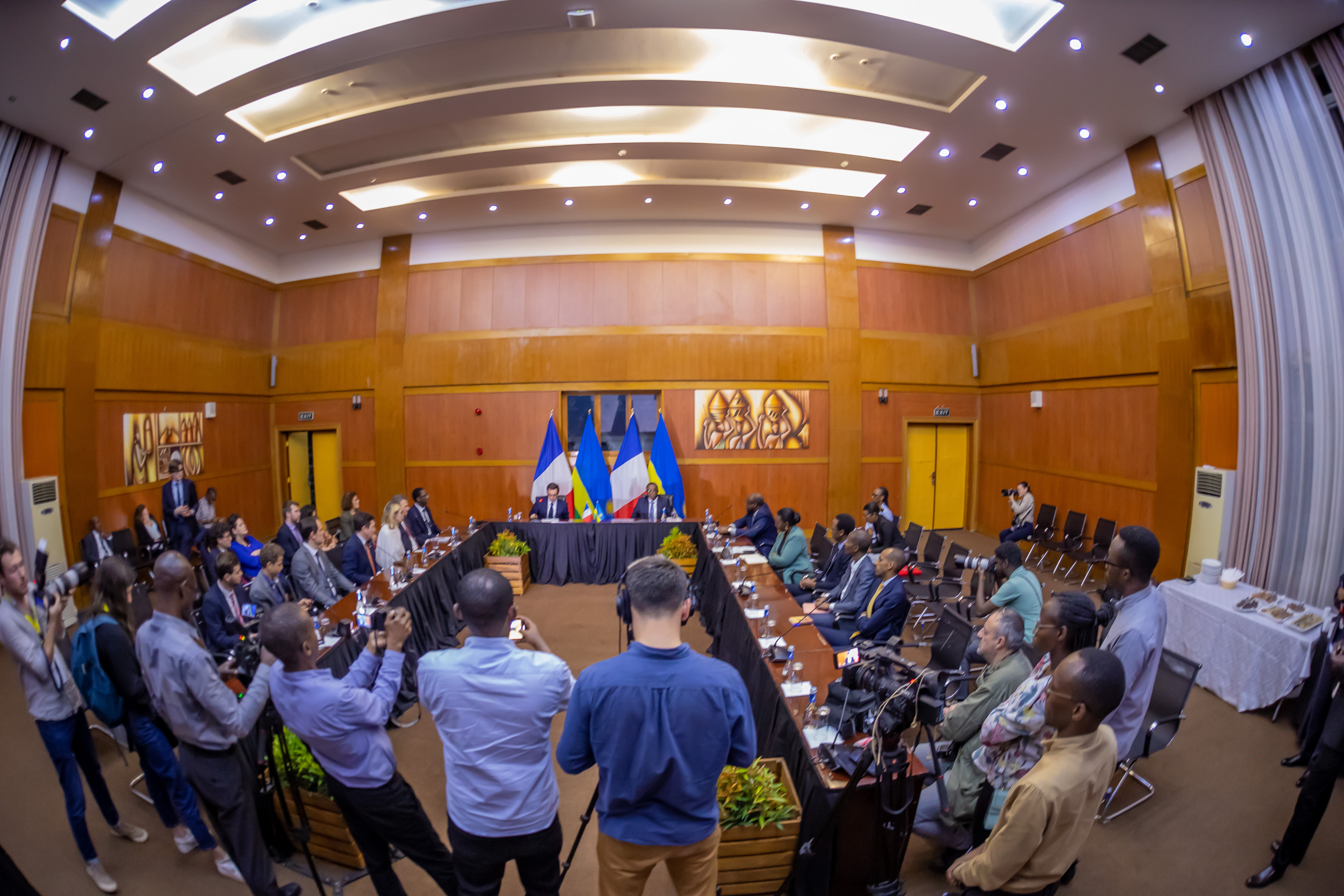 Aba Minisitiri b'Ububanyi n'Amahanga b'u Rwanda n'u Bufaransa baganiriye kuri uyu wa 6 Mata 2024