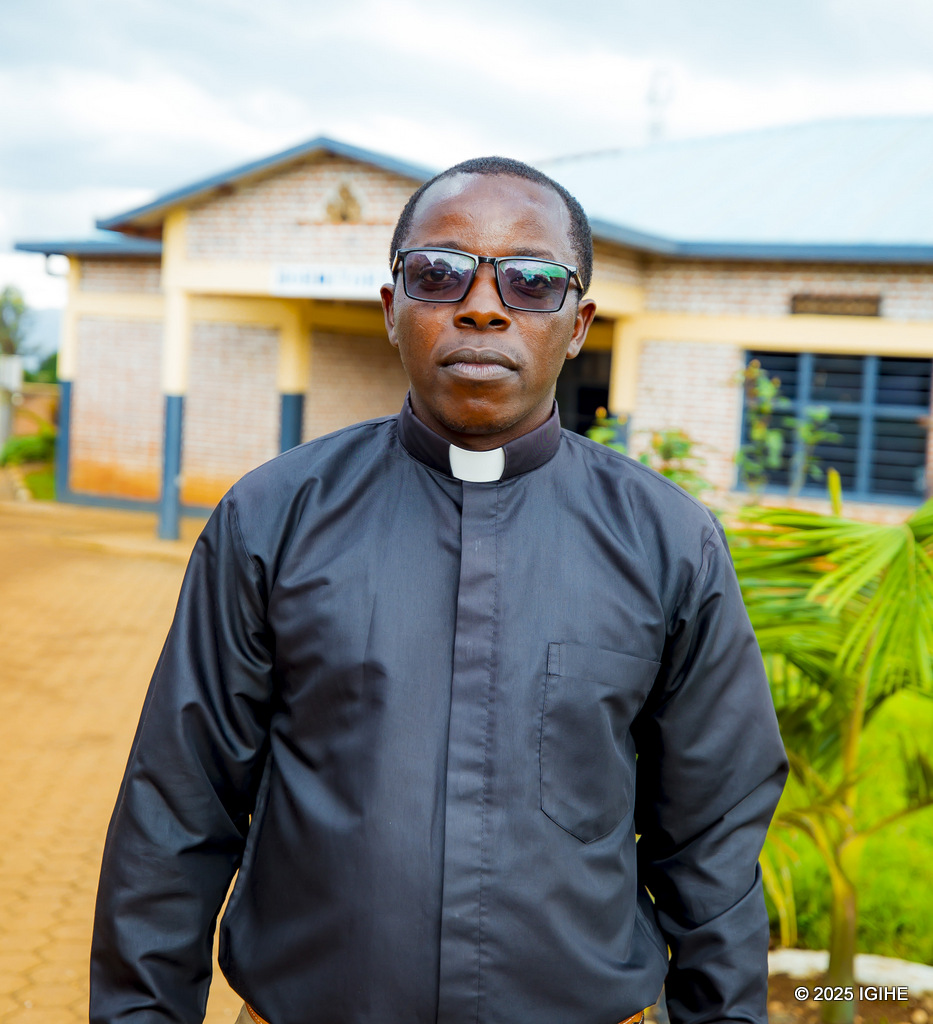 Umuyobozi wa G.S Saint Pierre Nkombo, Padiri Donath Sinayitutse