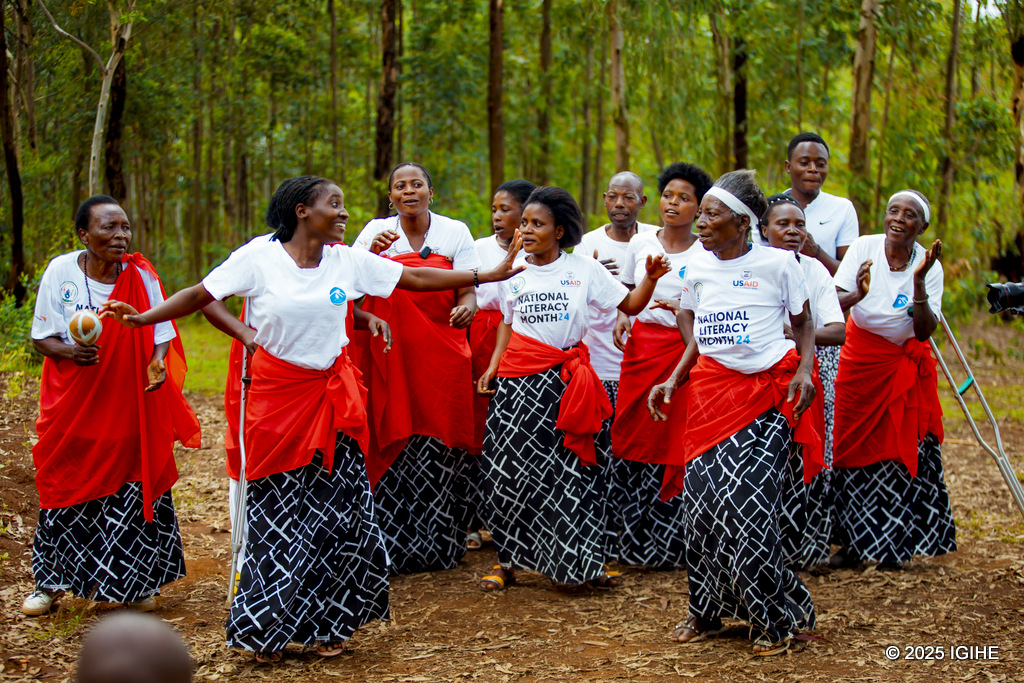 Itorero Abasaamyi bo ku Nkombo rigizwe n'abakuru n'abato