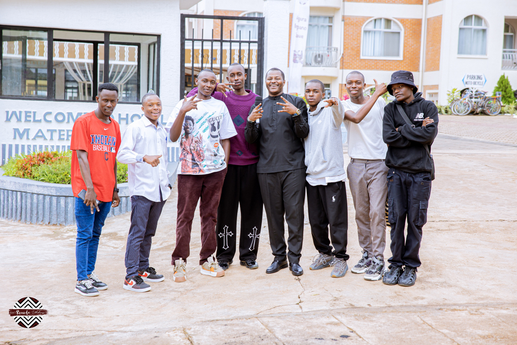 Umushyushyarugamba Nzeyimana Luckman yagiranye ibihe byiza n'urubyiruko rwo mu Majyepfo rwaserutse rushaka kugaragaza impano rufite