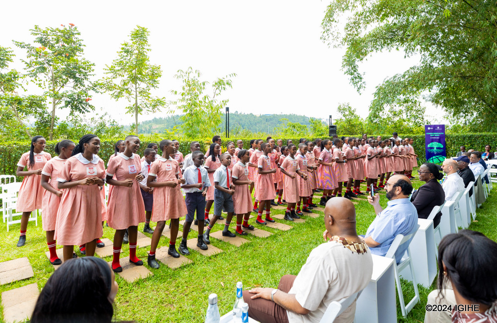 Abanyeshuri bo muri Kigali Parents School bagejeje ku bitabiriye Umunsi Mpuzamahanga w'Umuryango w'ibuhugu bikoresha Icyongereza, umuvugo wagarukaga ku ngamba zo kubungabunga ibidukikije