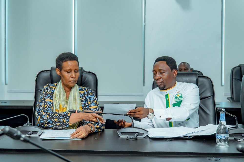 Frank Habineza wa Green Party ubwo yashyikirizaga NEC ibyangombwa