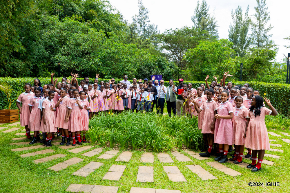 Abanyeshuri bo muri Kigali Parents School bari kumwe n'abayobozi mu nzego zitandukanye zifite aho zihuriye n'ibidukikije
