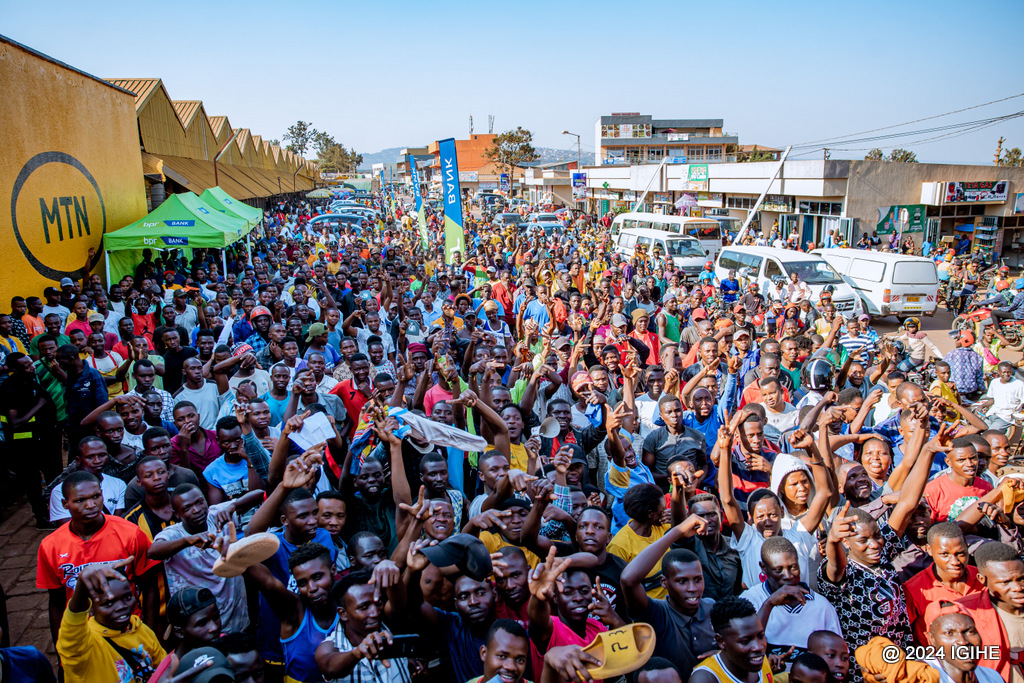 Abaturage bitabiriye ibi bikorwa ku bwinshi