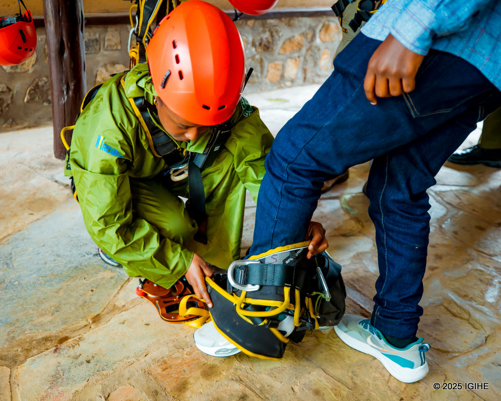 Ugiye kujya kuri zipline yambikwa imyambaro yabugenewe