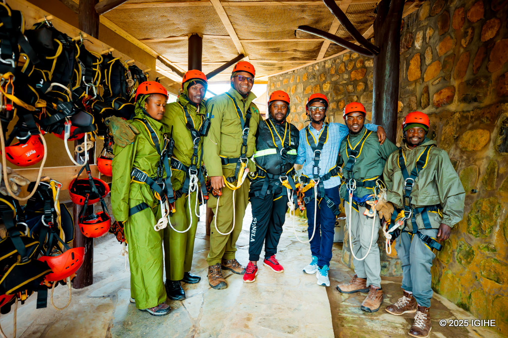 Abagiye kujya kuri zipline bose, baba ari abashyitsi n'ababayobora, bagomba kuba bambaye imyenda yabugenewe