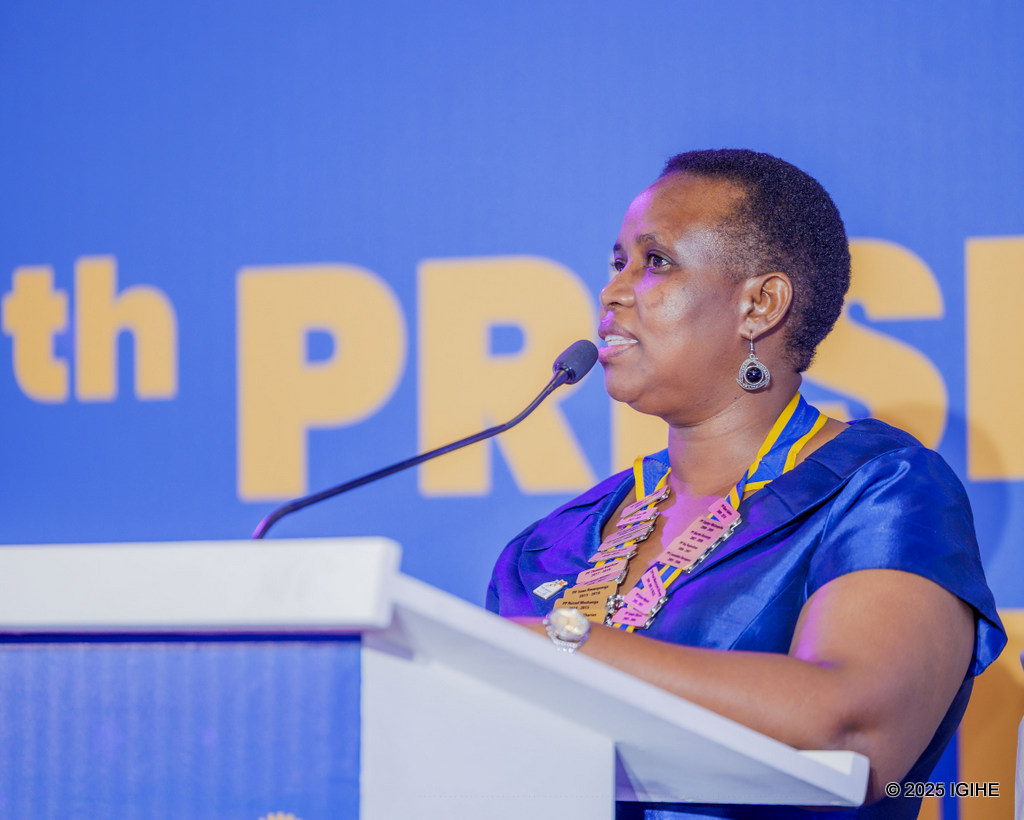 Perezida ucyuye igihe, Dunia Jacqueline, yasabye umusimbuye gukomeza guharanira impinduka nziza kuri sosiyete