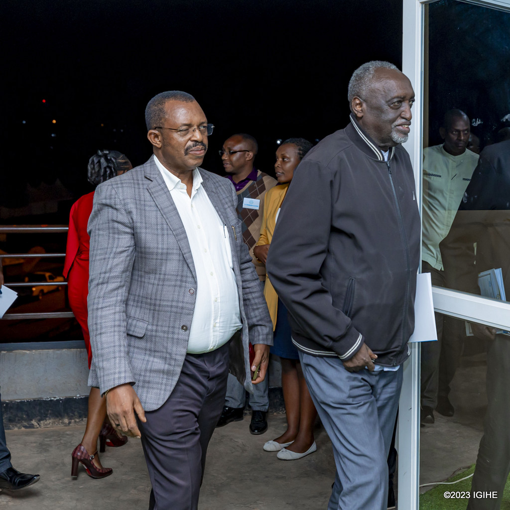 Rwiyemezamirimo Sina Gerard hamwe na Tito Rutaremara bagize uruhare muri iki gikorwa cyo guha impamba abarangije amasomo muri UTAB