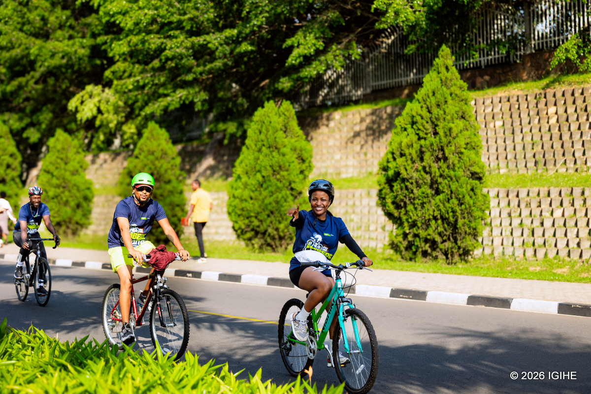 Abakozi ba BPR Bank Rwanda Plc bakoze siporo rusange banyoga igare mu rwego rwo kwishimira iyi mikoranire