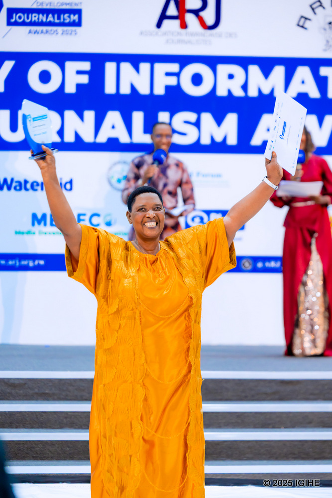Kayitesi Emelienne yishimiye kwegukana igihembo
