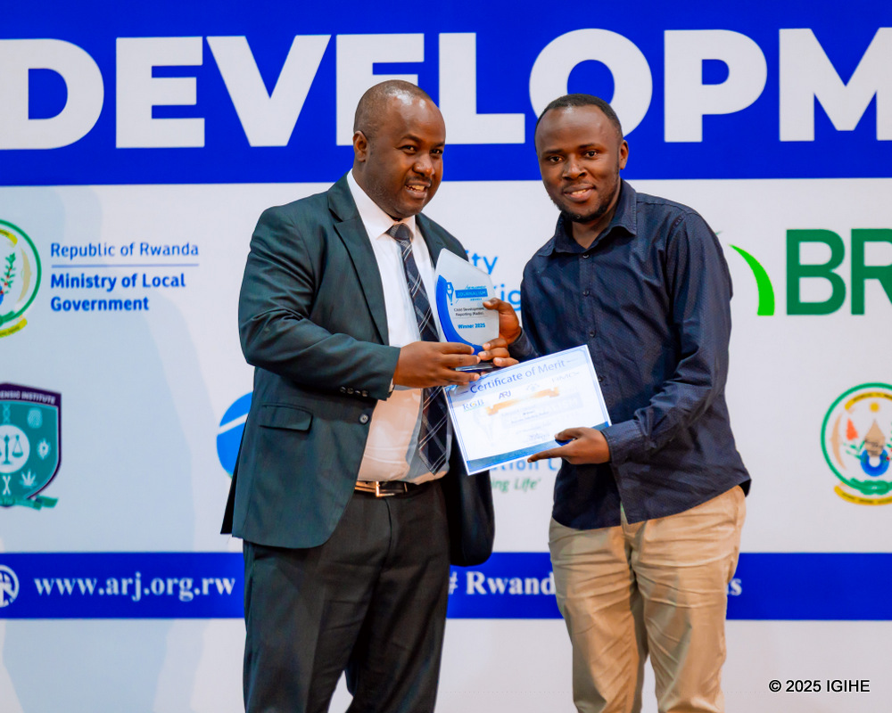 Samuel Kwizera wa Radio Umucyo ashyikirizwa igihembo