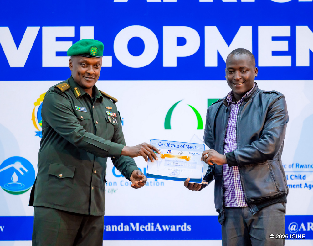 Umuyobozi wa Radio Salus, Munyarugendo Athanasie, ashyikirizwa igihembo n'Umuvugizi w'Ingabo z'u Rwanda, Brig Gen Ronald Rwivanga