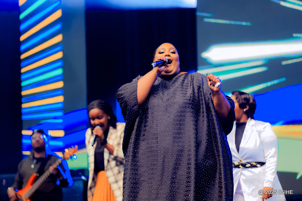 Tracy ubwo yaririmbaga yishimiwe n'abakirisitu